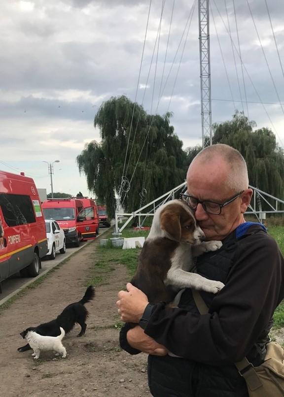 Naturewatch Foundation Campaign Manager Mark with recue dogs at the Ukrainian/Romanian border